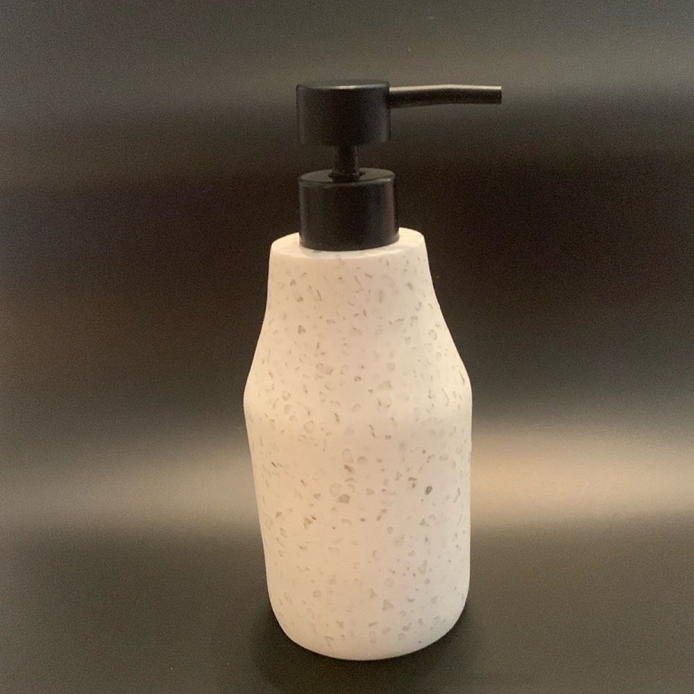 ORGANIC FAUX SOAPSTONE SOAP/LOTION DISPENSER SPECKLED CREAM/BLK TOP PUMP HEAVY